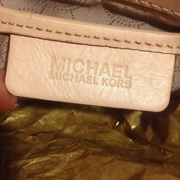 ❤ITEM SOLD❤MK VANILLA JET SET TOTE - Picture 8 of 8